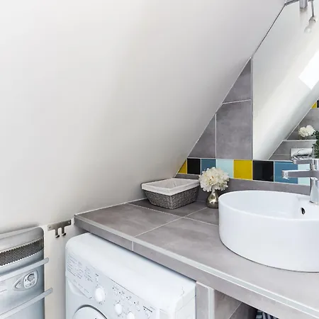 Place Des Vosges - 1br With Balcony - Cityapartmentstay
