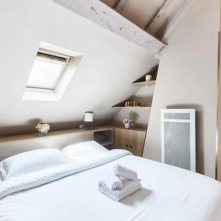 Place Des Vosges - 1br With Balcony - Cityapartmentstay *